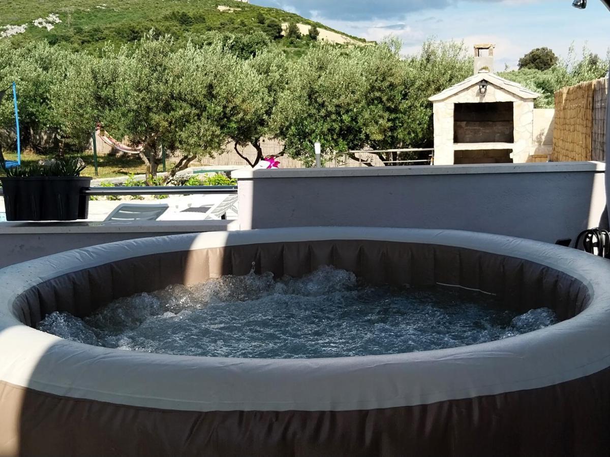 Holiday House M&A&K With Swimming Pool Kaštel Štafilić 外观 照片