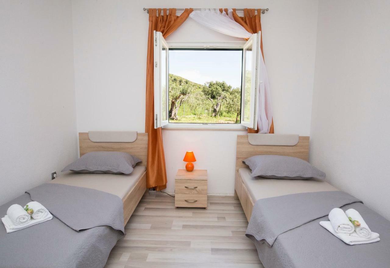 Holiday House M&A&K With Swimming Pool Kaštel Štafilić 外观 照片